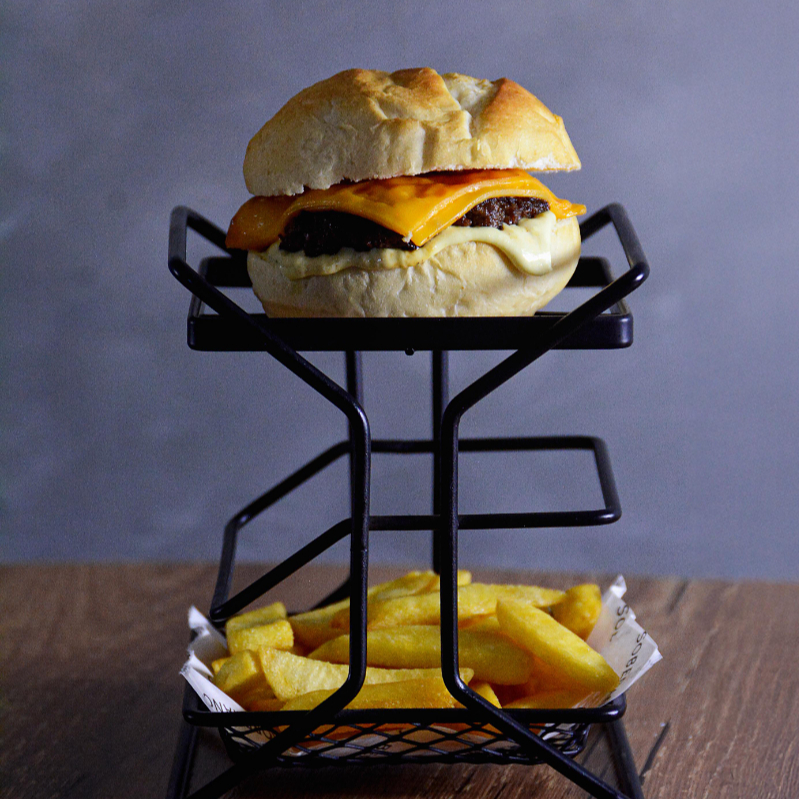 Clássico Smash Burger, pão, carne e queijo. Com fritas.
