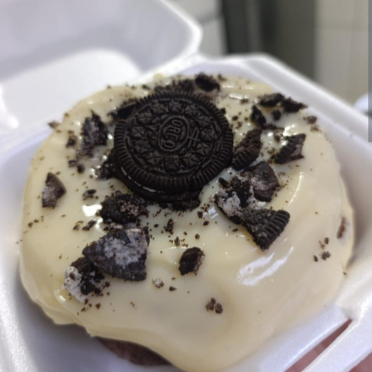 Deliciosa massa chocolate molhadinha, com um pouquinho de chocolate ao leite dentro, finalizada com recheio de ninho e bolachas oreo, peso apro 500g