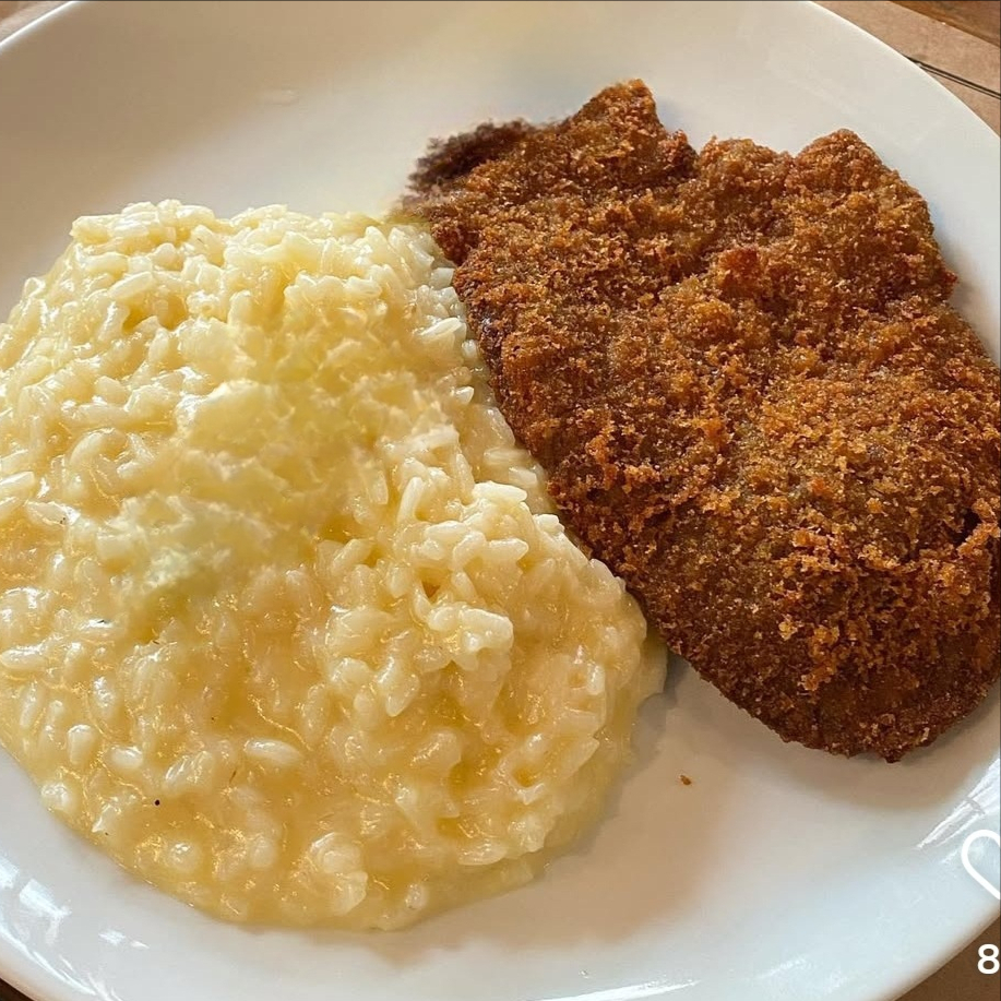 Risoto de limão siciliano ou de queijo com bife à milanesa.