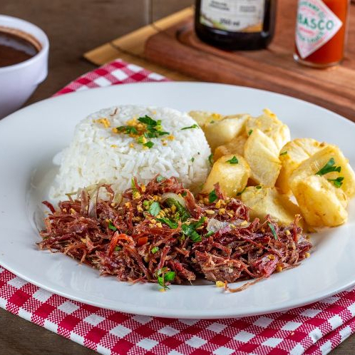 Carne saca desfiada, acompanha arroz, feijão e aipim frito.