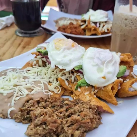 Chilaquiles con Guiso y Huevitoo