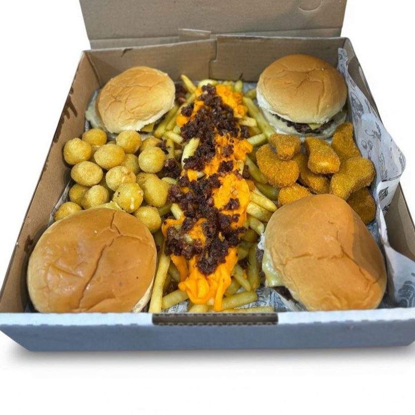 4 X-BURGUER INDUSTRIAL, 10 MINI SALGADOS, 5 NUGGTS, BATATA COM CHEDDAR E BACON