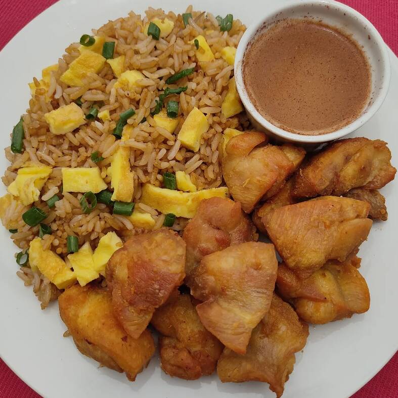 Chaufa con Chicharrón de Pollo