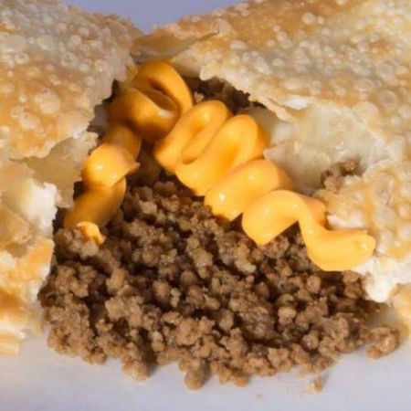 Explosão de sabor! Pastel de 20 cm recheado com carne moída bem temperada e uma camada generosa de cheddar cremoso, criando uma combinação irresistível. Massa crocante por fora e recheio suculento por dentro — ideal para quem gosta de um pastel marcante e muito saboroso.
