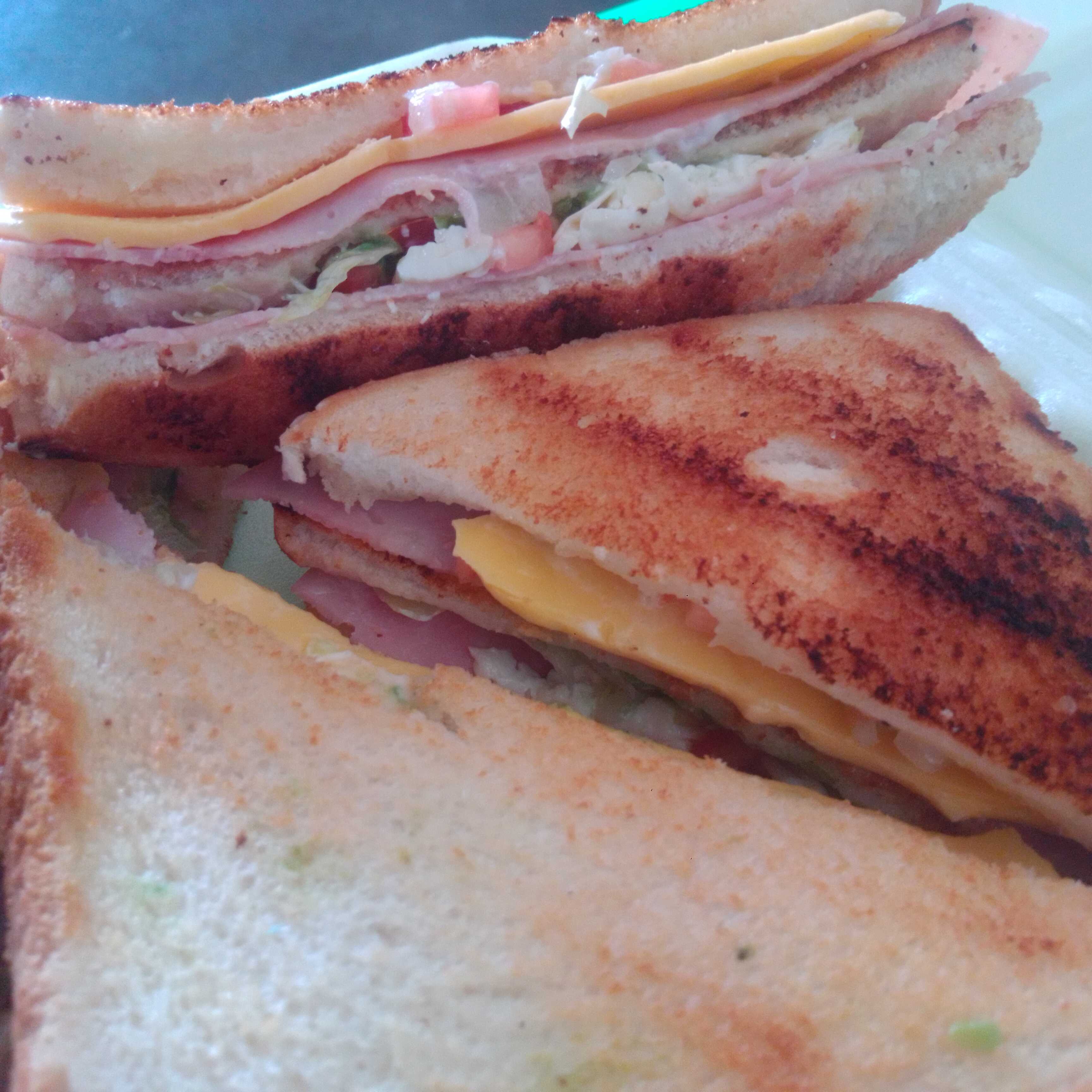 Sandwich con Jamón y Queso Amarillo