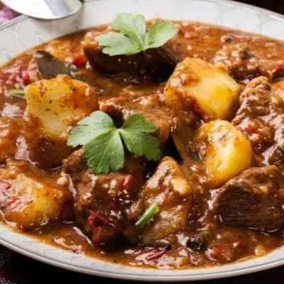 Delicioso picadinho com batatas. Acompanha arroz, feijão e farofa.