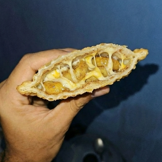 Pastel de banana com açúcar e canela e queijo muçarela