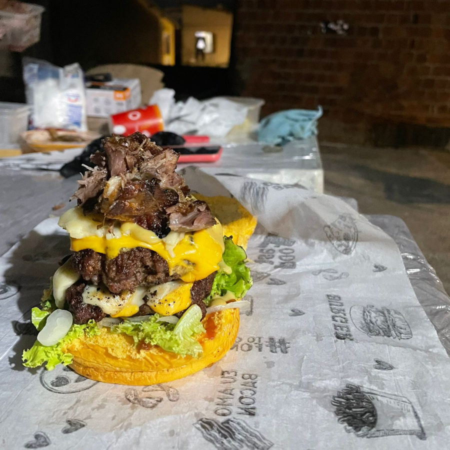 Pão Brioche , Cream Chease, Salada ,Blend 170 Gramas, Cheddar,Picanha & Molho