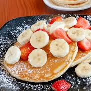 hot cakes con fresa y platano