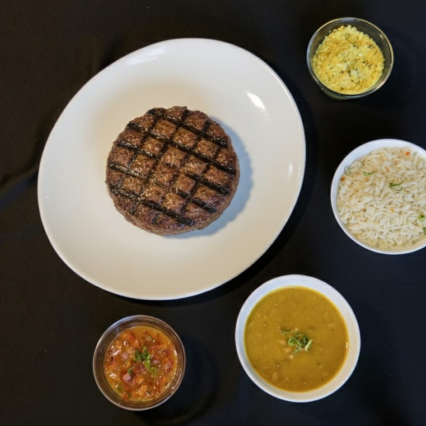 Acompanhamentos: Arroz branco soltinho, feijão, vinagrete, farofa e acompanhamento especial do dia