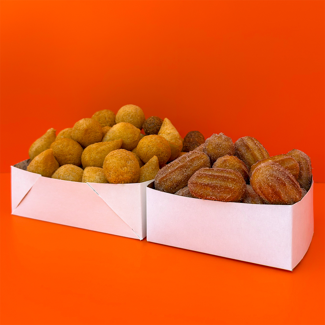 Contém 20 Salgadinhos Crocantes + 10 Mini Churros de Doce de Leite Premium. Fritos na hora em óleo de algodão e entregues quentinhos, com o padrão de qualidade Coxinautas & ingredientes selecionados. Perfeitos para matar sua fome! :)
Atenção: neste combo, é possível escolher duas opções de sabor.
Peso Individual dos Salgados e Churros: 20g (Tamanho Tipo Festa)
Combo Totalizando Aproximadamente 600g.