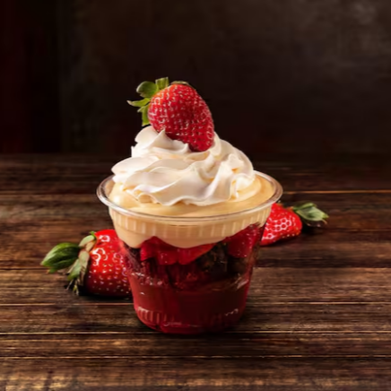 Creme de chocolate, Brownie, Creme de Galak, Geleia de morango, Chantininho e morango. 1 unidade 340 gr. 250 ml.