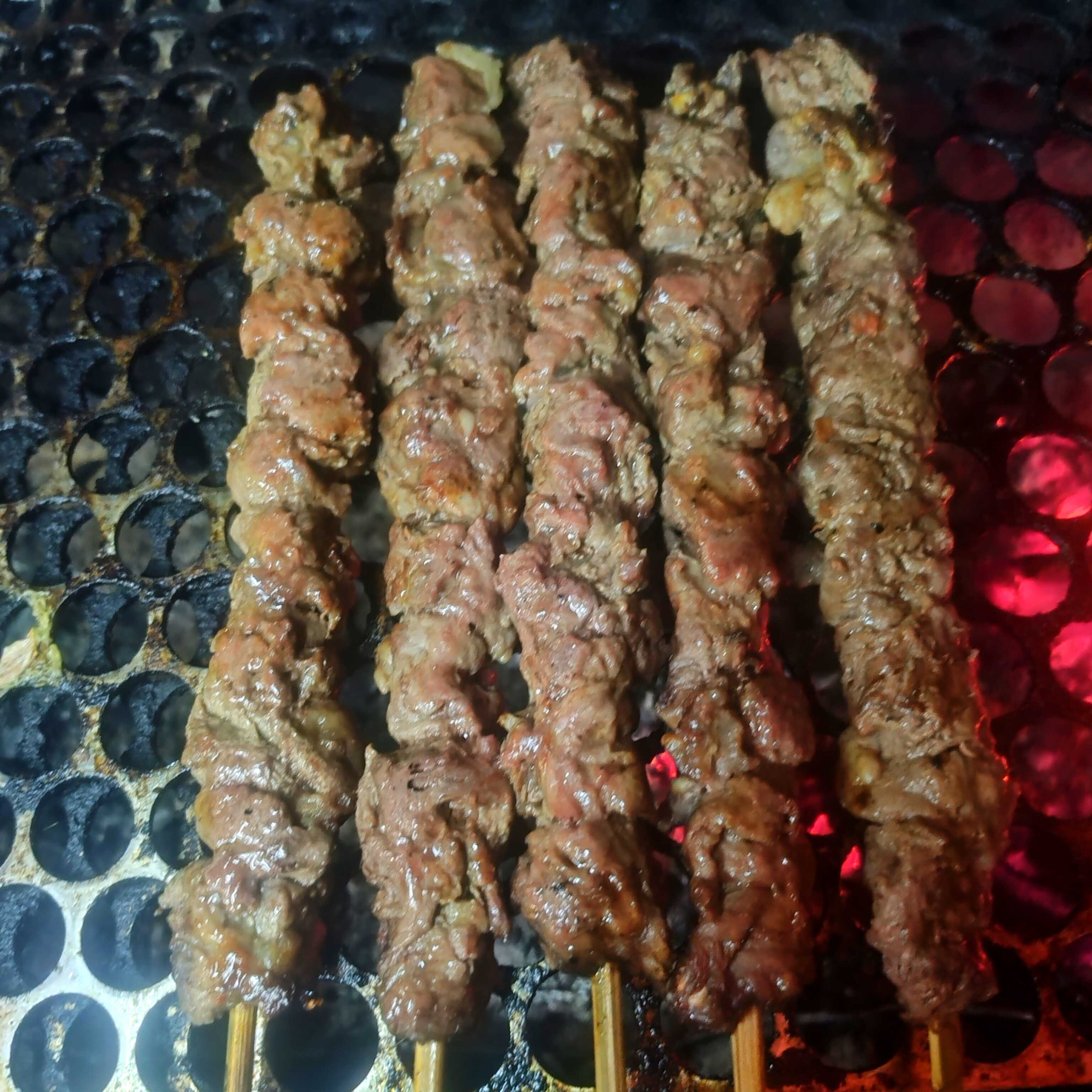 Cortes suculentos de carne bovina, grelhados no espeto e servidos com um toque de sal grosso.