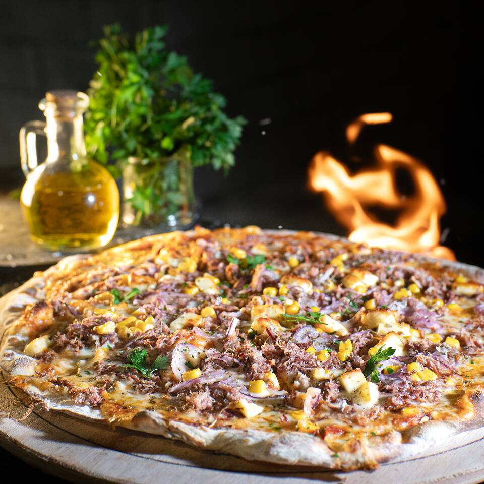 Massa fina crocante de longa fermentação, mozzarella, charque desfiada, queijo coalho em cubos, molho da casa e orégano.