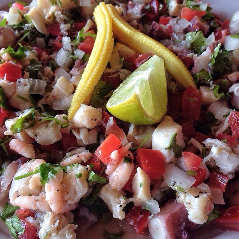 Ceviche mixto medio litro