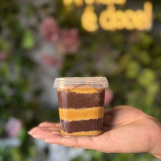 Deliciosa massa de pão de mel bem molhadinha com recheio de doce de leite super cremoso.