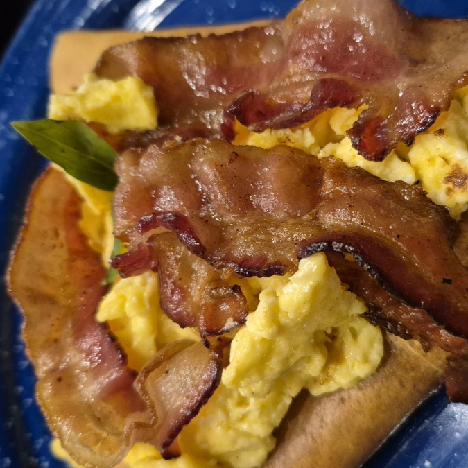 CREPA TOCINO HUEVO Y QUESO