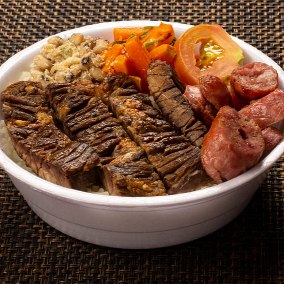 Arroz, feijao de caldo, churrasco, e salada