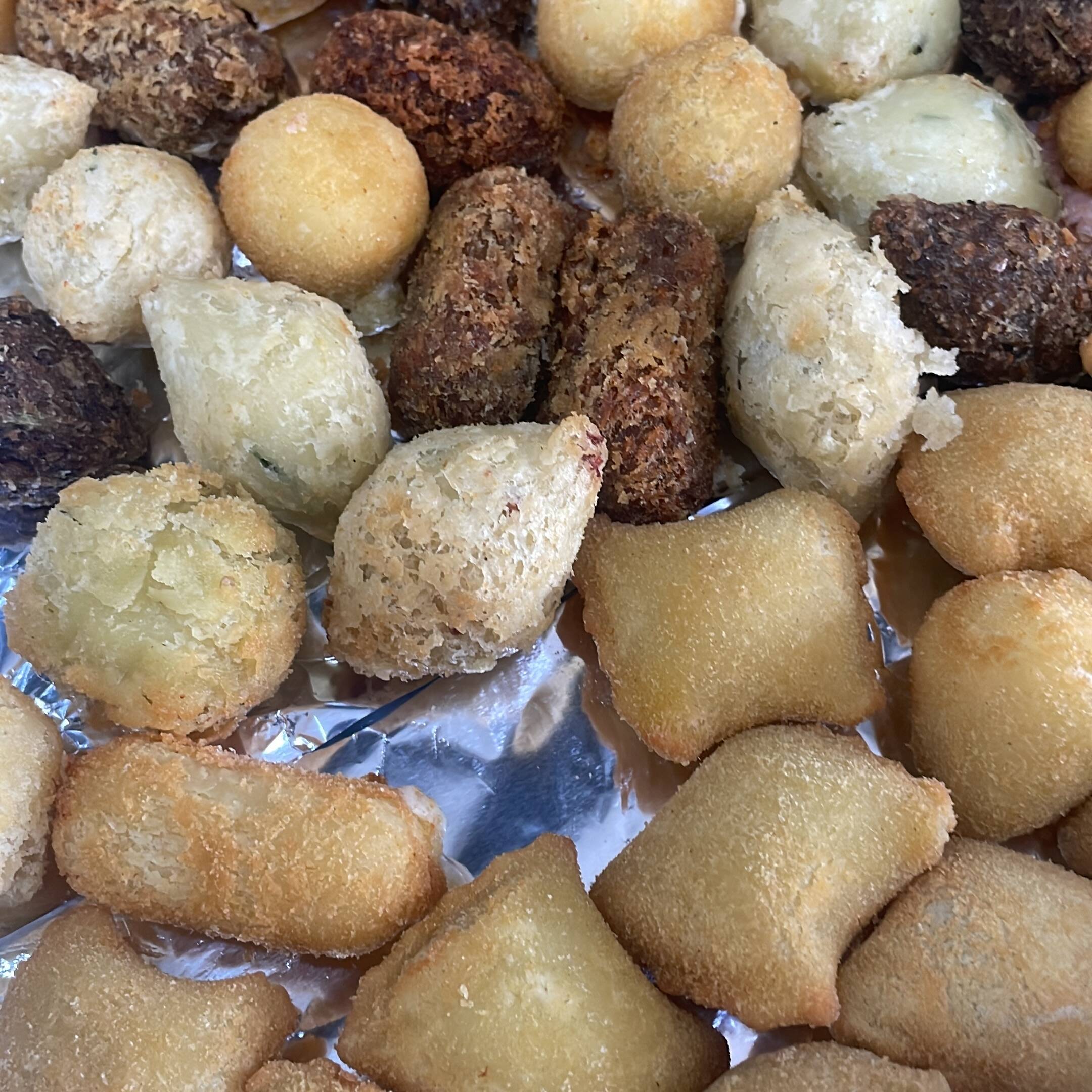 kit com 15 salgados sortidos, coxinha de frango, bolina de queijo, kibe de carne, risole de carne. conforme o estoque , uma fatia de bolo de festa