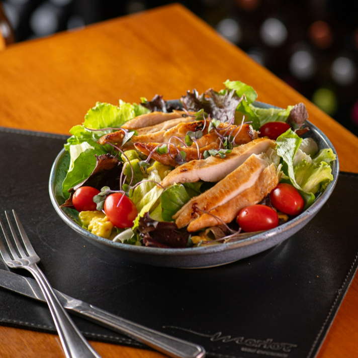 Mix de folhas frescas, frango grelhado suculento, avocado cremoso e tomate cereja.