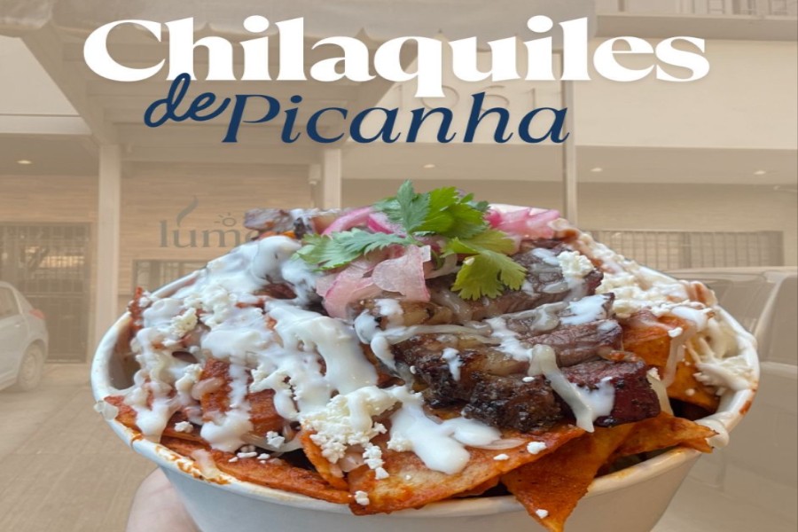 CHILAQUILES PICAÑA AHUMADA EN SALSA ROJA TATEMADA