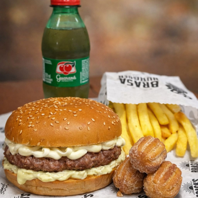 Burger artesanal de carne de boi, cream cheese cremoso do bom e nosso molho especial da casa, no pão brioche com gergelim. Acompanha batata frita, churros recheados (3 un) e refrigerante 200ml. É aquele combo que resolve a fome de verdade, sem exagero e sem pegadinha. Tudo no ponto certo, bem feito e num preço justo.
