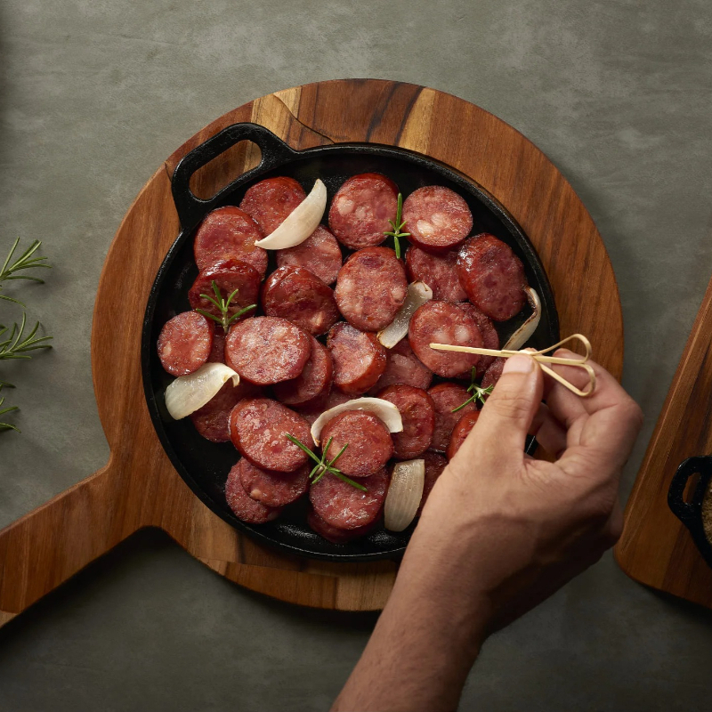 Linguiça calabresa na chapa com cebola servida com 1 acompanhamento + guarnição.