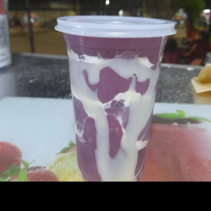 Vitamina de açaí , batida com leite , leite condensado leite em pó em camadas no copo .