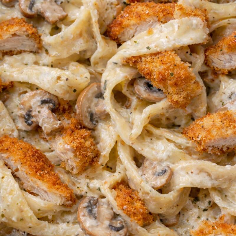 Macarrão talharim artesanal com molho alfredo cajun apimentado (molho a base de creme de leite fresco, tempero cajun e cogumelo) com peito de frango empanado Aprox. 400g + coca-cola 200ml