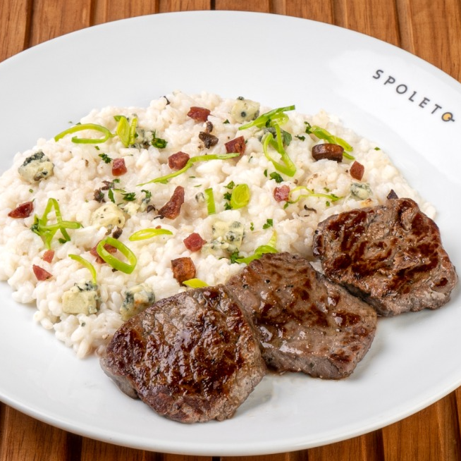 Delicioso grelhado a sua escolha, acompanhado de 200g do seu risotto favorito, com 2 conchas de molho e 4 ingredientes a sua escolha.