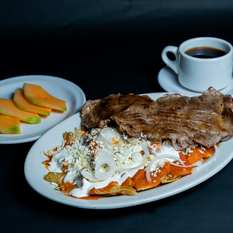 CHILAQUILES CON CARNE Y FRIJOLES+CAFE-FRUTA