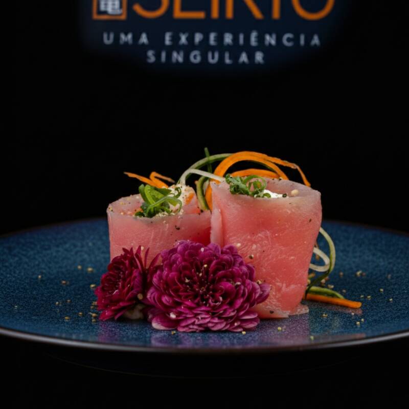 Arroz japonês envolvido com lâmina de atum, cream cheese, cebolinha e gergelim moído.