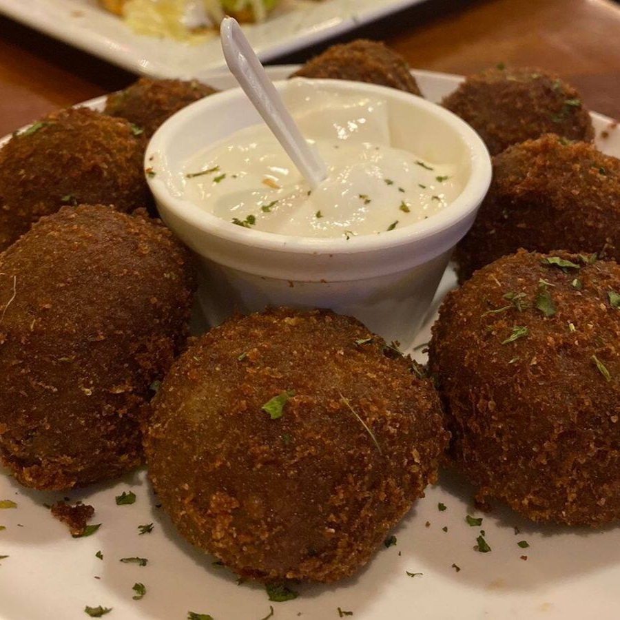 Deliciosos bolinhos de carne, com exclusivo tempero mexicano e um toque de pimenta jalapeño (8 unidades), acompanhado de 1 molho sour cream. Serve perfeitamente de 2 a 3 pessoas.
