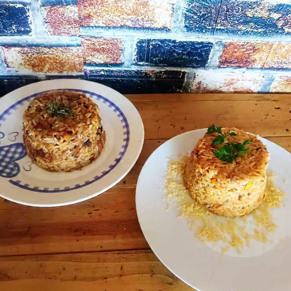 350g a 400g de Arroz Carreteiro ou Risoto. Uma combinação irresistível de arroz preparado com o sabor marcante da costela bovina ou frango. Cozida lentamente até ficar extremamente macia e desmanchar. Temperado com ingredientes selecionados e finalizado com um toque especial, esse prato entrega muito sabor, suculência e aquele gostinho de comida caseira. Uma refeição completa, farta e perfeita para o Dia a Dia.