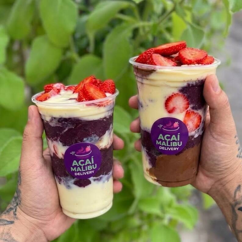 1 copo de 500ml e 1 copo de 300ml. Os dois acompanha morangos frescos, leite condensado e creme de avelã. Perfeito para compartilhar. Não enviamos complementos separados.