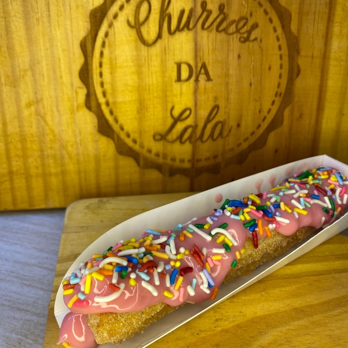 massa fresca, artesanal, feita todos os dias, bem fritinho e crocante, envolvido em açúcar e canela com delicioso recheio cremoso de leite moça de morango