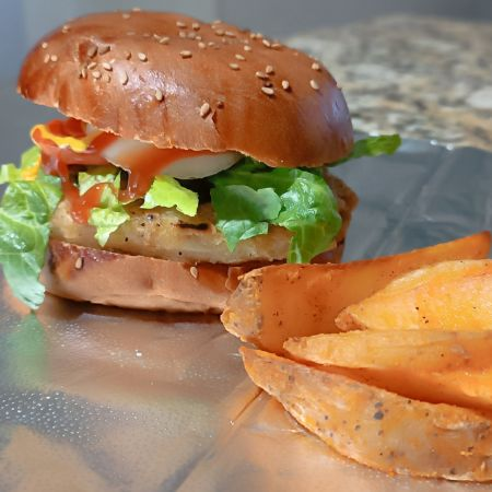 Hamburguesa De Pollo + Papas En Gajo + Te Jazmin