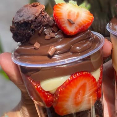 Delicioso copo recheado com brigadeiro cremoso de chocolate 50% cacau, pecadinhos de brownie, morangos frescos e brigadeiro cremoso de ninho. (Copo de 200ml)