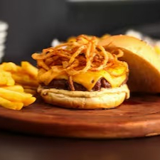 Pão brioche amanteigado, hambúrguer 210g angus (blend fraldinha e maminha), 2 queijos cheddar (american cheese), molho king, cebolas fininhas empanadas e fritas.