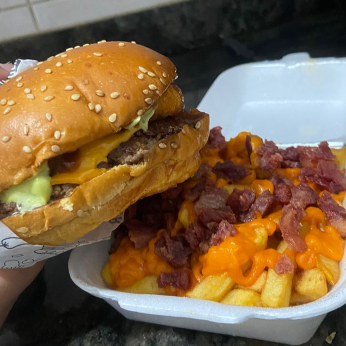 1 Hambúrguer Artesanal acompanha 1 Porção de Batata Frita crocante com Cheddar Cremoso e muito Bacon. Escolha abaixo o seu Burguer Favorito