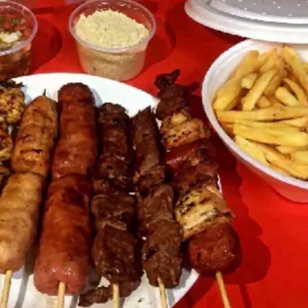 Batata frita, farofa, vinagrete e 5 espetos: 1 carne, 1 mistos, 1 linguiça , 1 frango e 1 coração