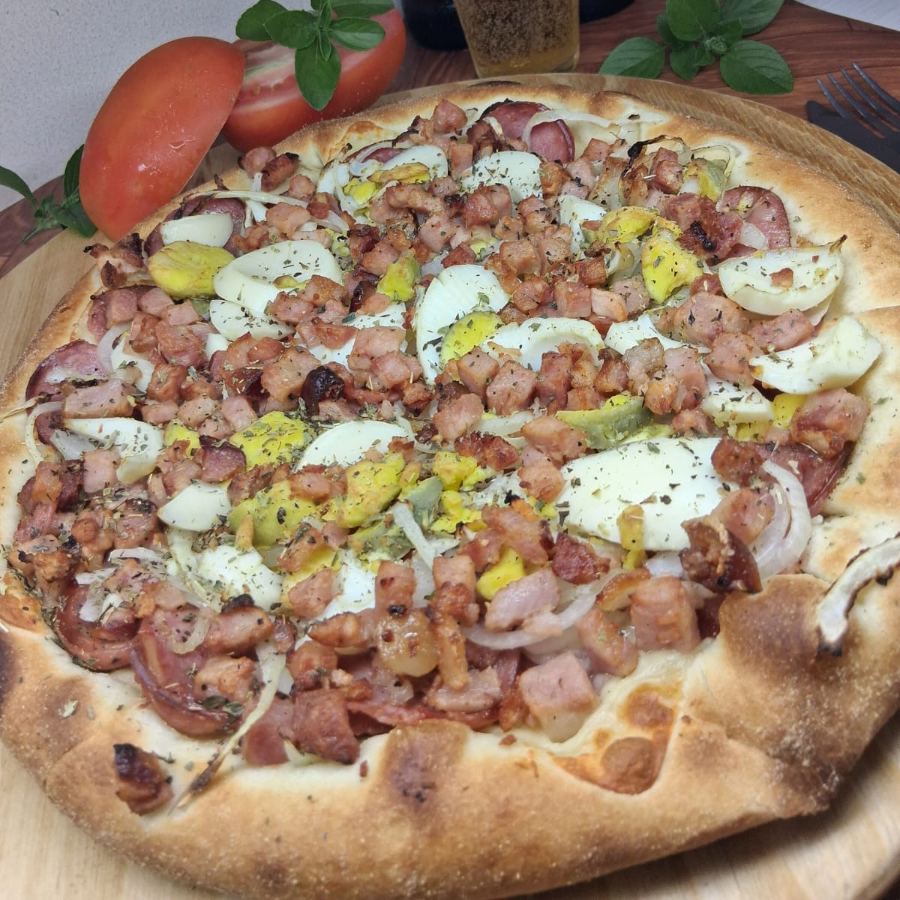 Molho, calabresa, cebola, ovos, bacon, queijo por cima e orégano