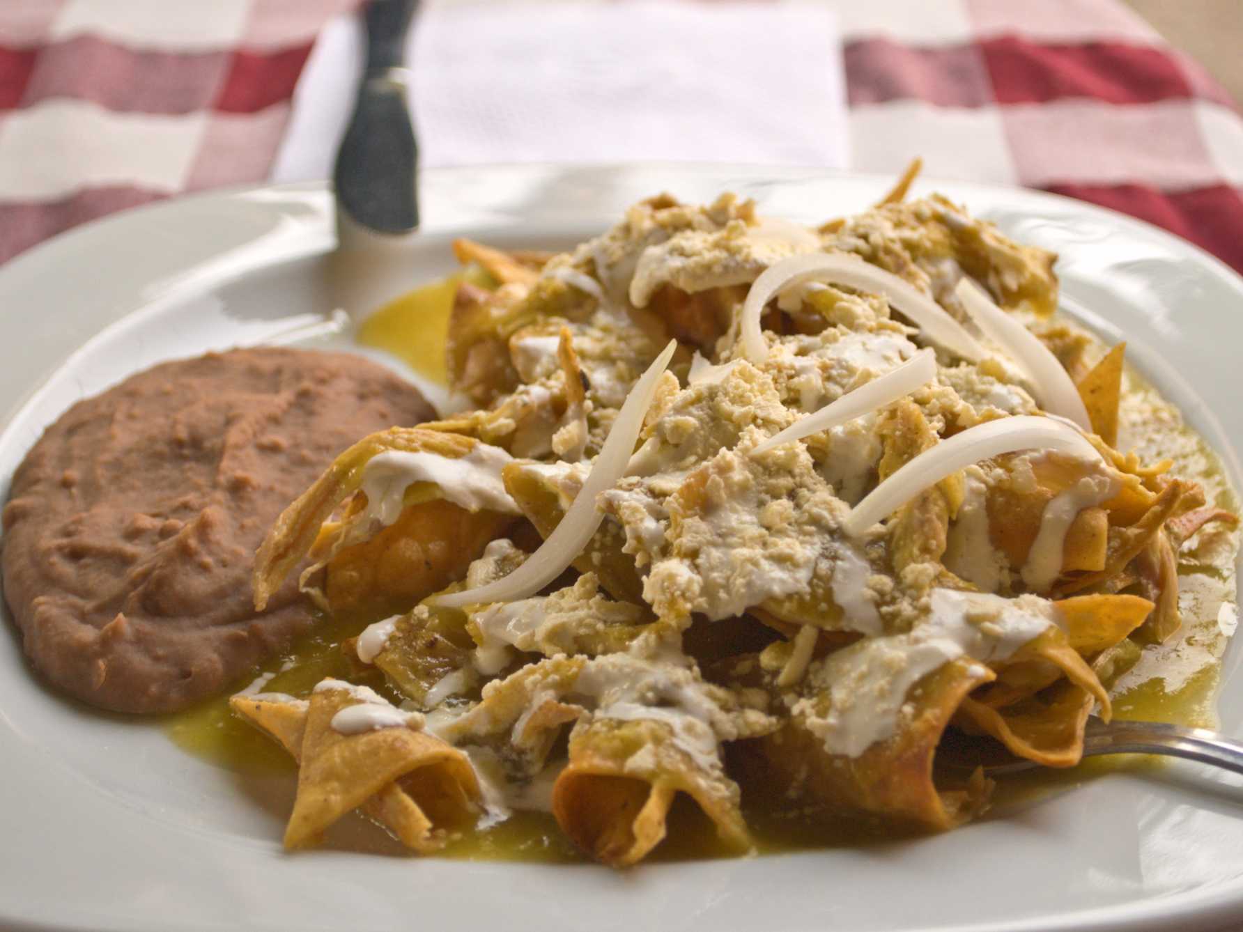 Chilaquiles con Pollo y Queso Gratinado
