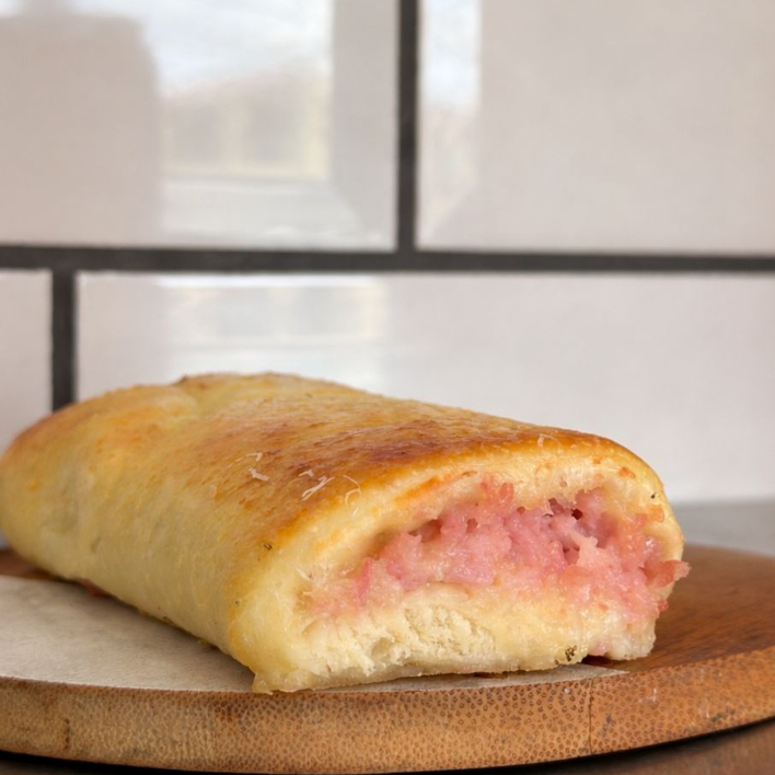 Massa macia e levemente dourada, recheada com a combinação clássica de queijo derretido e presunto fatiado. Um salgado leve, saboroso e sempre irresistível.