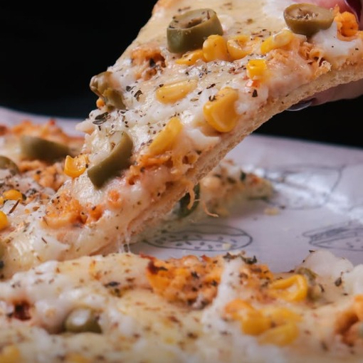 Mussarela, molho de tomate, frango desfiado, catupiry, milho, azeitona e orégano