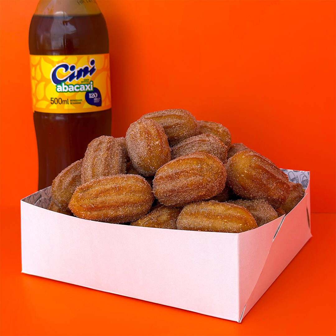 Contém 40 Mini Churros Crocantes de Doce de Leite Premium + Refrigerante (500ml/600ml). Mini churros fritos na hora em óleo de algodão e entregues quentinhos, com o padrão de qualidade Coxinautas & ingredientes selecionados. Perfeitos para matar sua fome! :)
Serve de 2 a 3 pessoas.
Peso Individual: 20g (Tamanho Tipo Festa)
Peso Total Aproximado: 800g de Mini Churros.
