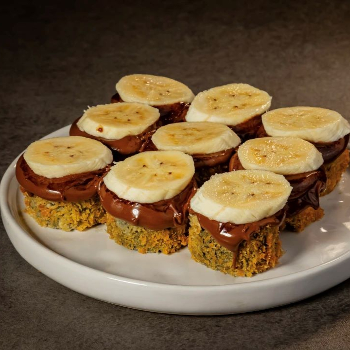 Banana enrolada na alga, empanada, cortes finalizados com chocolate