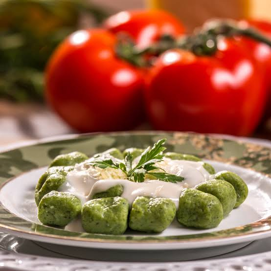 Nhoque de espinafre com molho branco e queijo parmesão