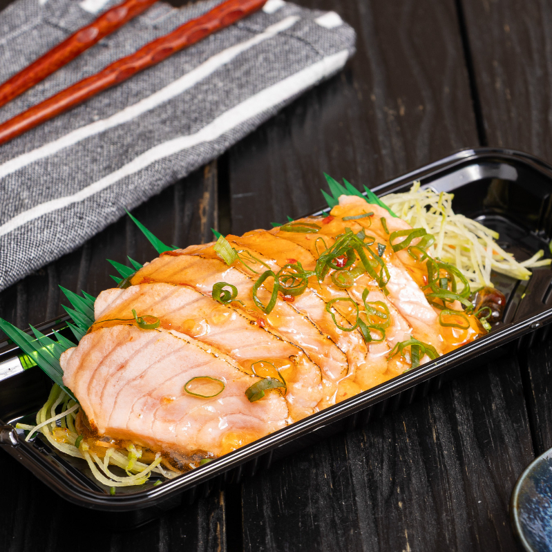 Sashimi de salmão levemente maçaricado, finalizado com uma cobertura especial de geleia de pimenta, que traz um toque doce e picante. Uma explosão de sabores para quem busca inovação e sabor marcante. (8 fatias)