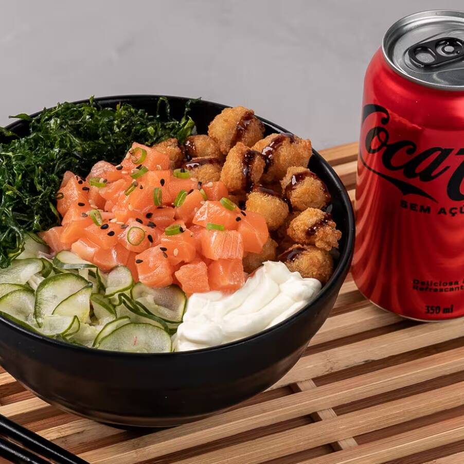 Poke Fresh - Arroz Shari, Salmão,Tilápia Croc, Sunomono (salada de pepino, kani e gergelim) Cebolinha, Mix de gergelim, Palha de Couve, Sour Cream e molho Teriyaki - 347g.